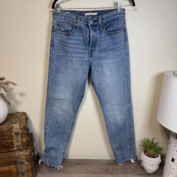 Levi's Premium Denim Wedgie Jeans Medium Wash Button Fly Size 27 Raw Hem - Picture 2 of 11